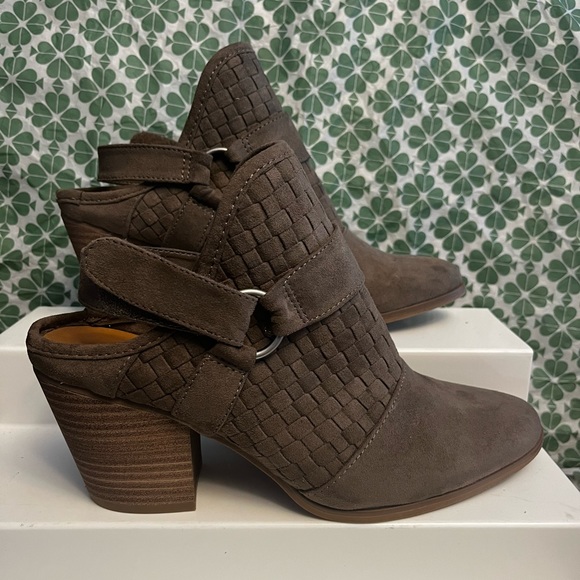 New Woman’s Slip On Boots - Picture 1 of 8